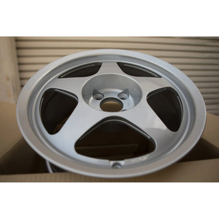 Desmond REGAMASTER / Gloss Silver | 16x8 | 4x100 | +35mm Offset