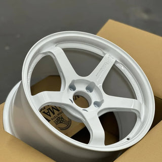 Advan GT / Racing White | 18x9.5 | 5x114.3 | +12mm Offset