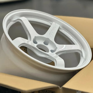 Advan GT / Racing White | 18x9.5 | 5x114.3 | +12mm Offset