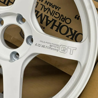 Advan GT / Racing White | 18x9.5 | 5x114.3 | +12mm Offset