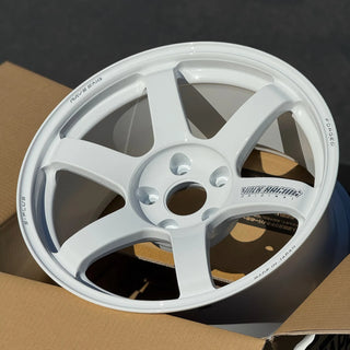 Volk Racing TE37 SAGA S-PLUS / Dash White | 17x9 | 5x114.3 | +22mm Offset
