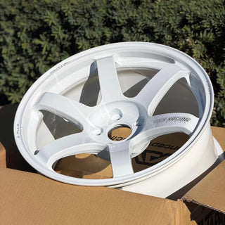 Volk Racing TE37 SAGA S-PLUS / Dash White | 18x9.5 | 5x114.3 | +22mm Offset